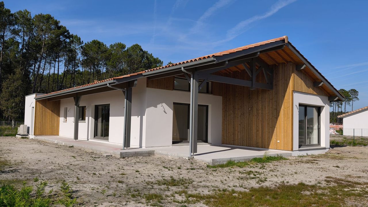 Entrée moderne avec bardage bois Landes Habitat