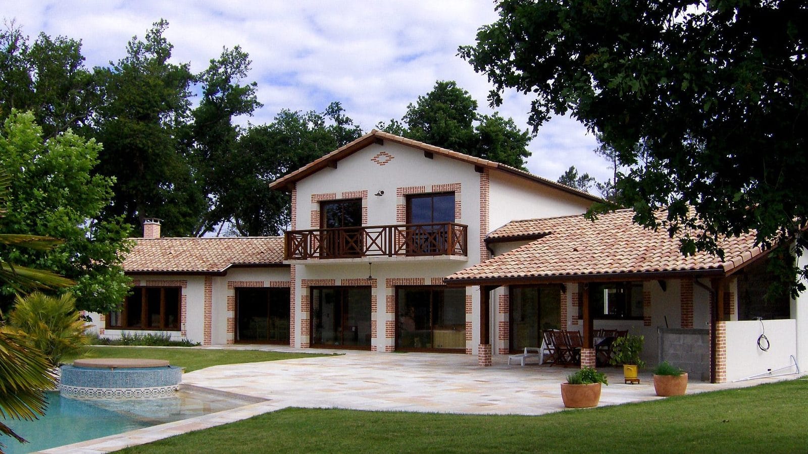 Maison R+1 de 187 m² à Lesperon avec charpente traditionnelle, menuiseries K-Line RAL 8007, tuiles Terreal vieilli Castel et enduit blanc cassé