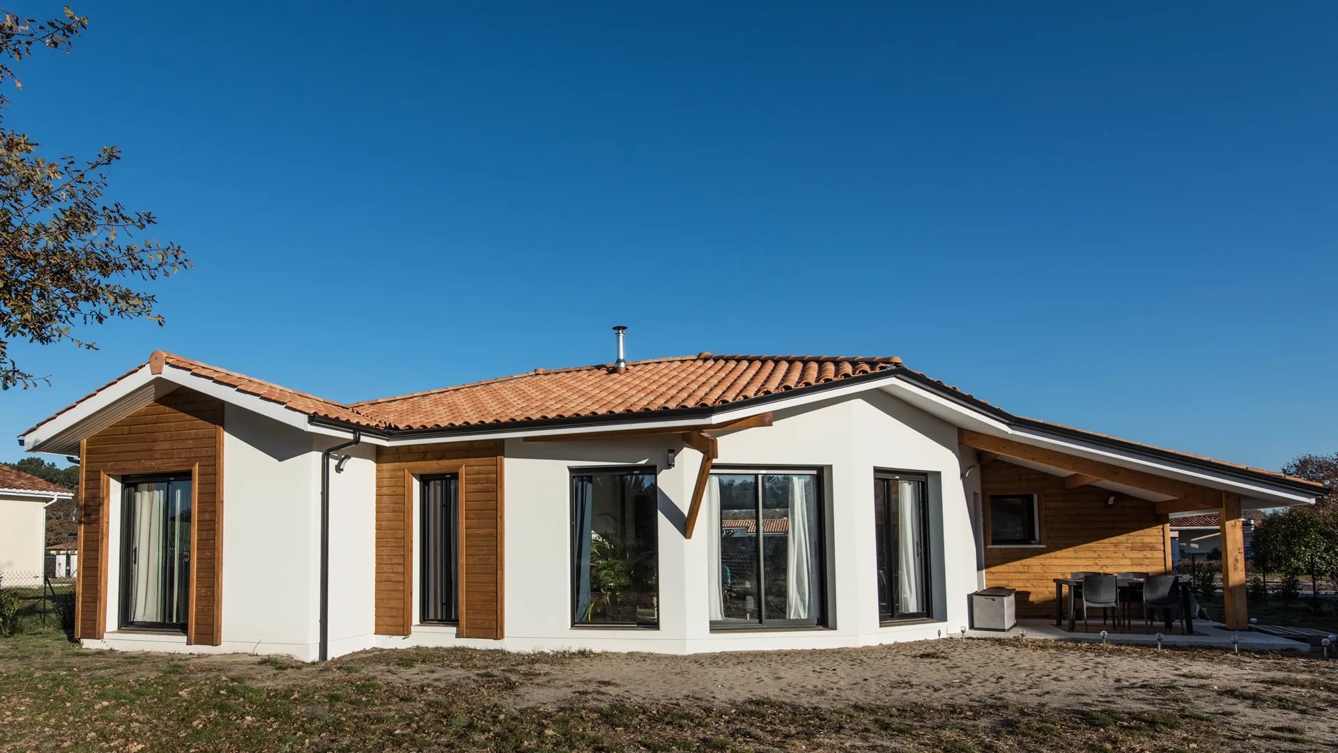 Maison contemporaine à Saint-Julien-en-Born – façade principale
