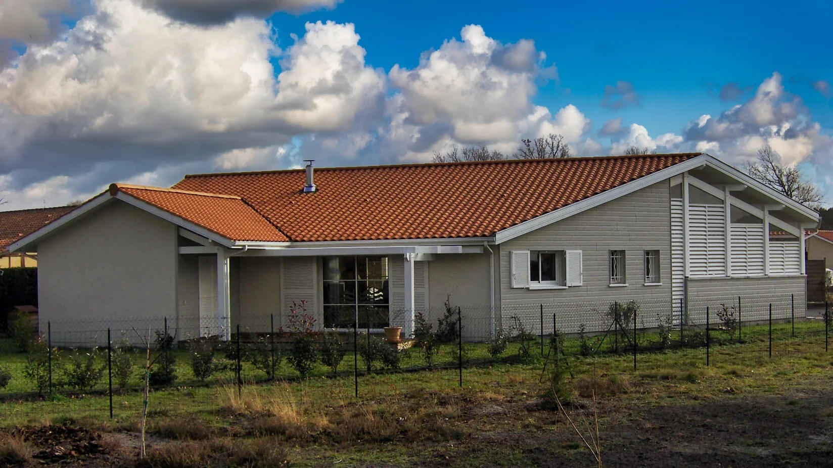 Maison contemporaine à Bias avec façade moderne et terrasse – Projet Landes Habitat