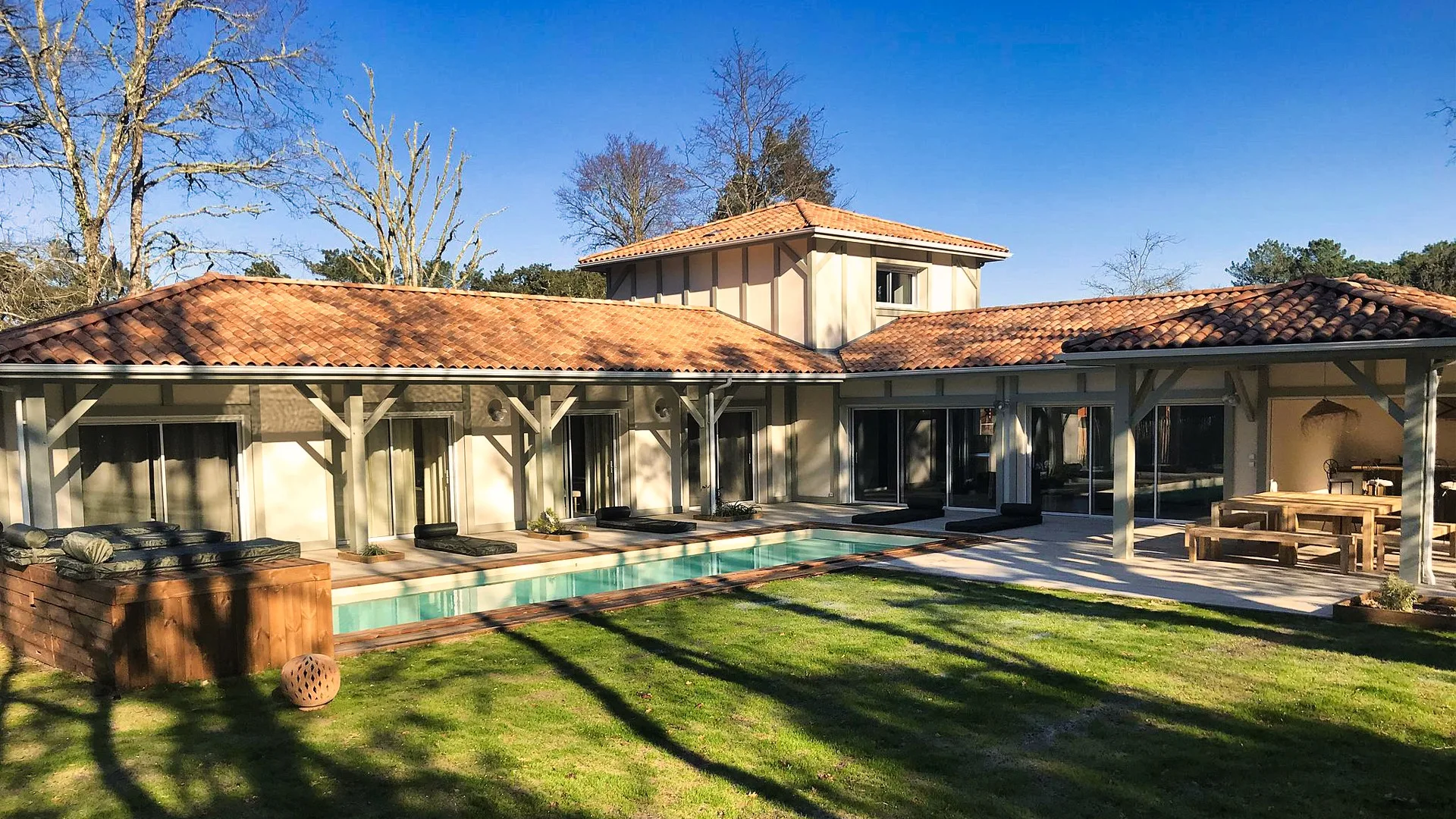 Villa contemporaine avec piscine et bardage bois construite par Landes Habitat dans les Landes.