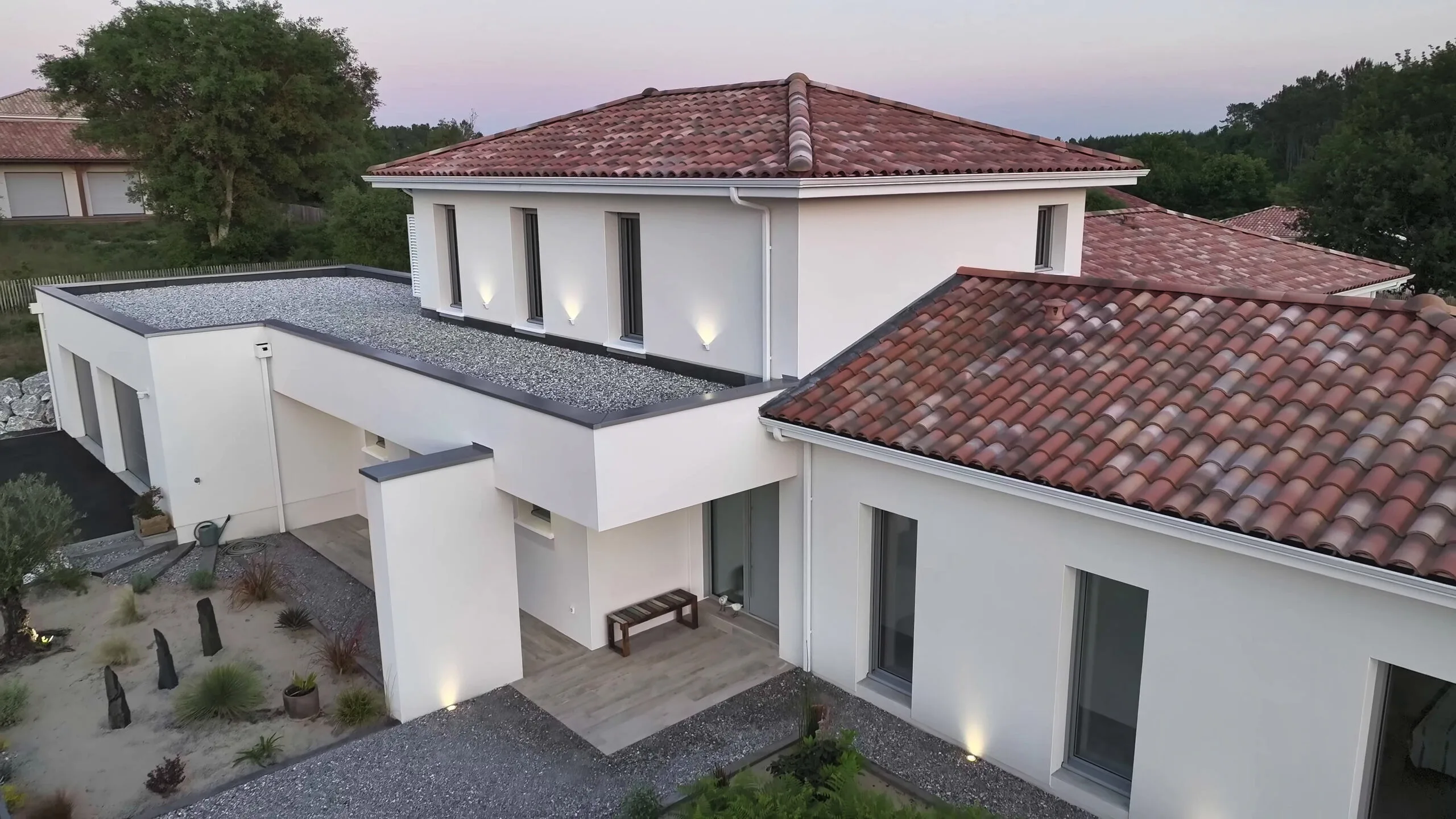 Vue extérieure de la maison contemporaine HouseDayNight à Lit-et-Mixe au coucher du soleil