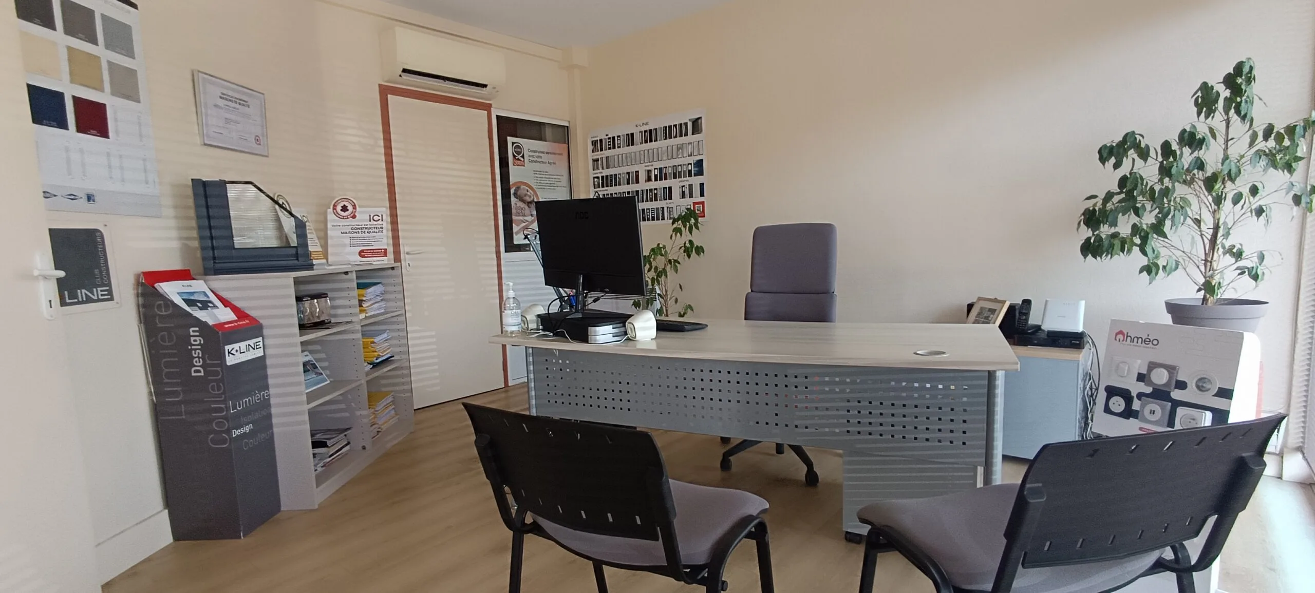 Intérieur de l'agence Landes Habitat à Mimizan, avec le bureau d'accueil pour les projets de construction.
