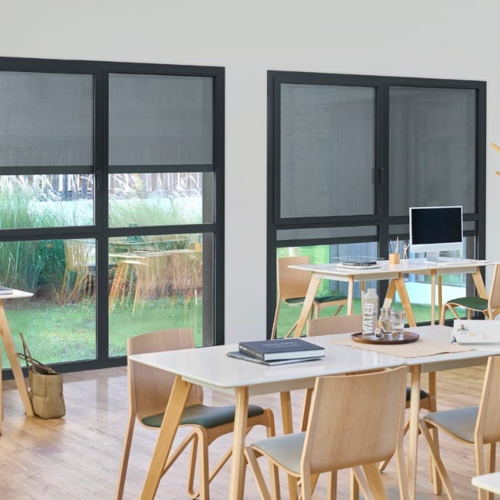 Maison moderne avec le Bloc-Baie Store ZIP K•LINE pour une protection solaire optimale.